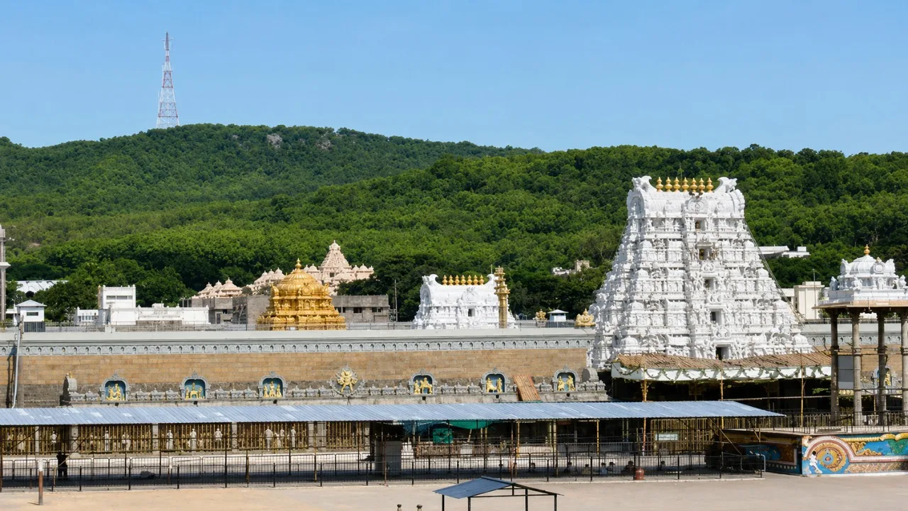 టీటీడీ దర్శనాల పేరుతో లక్షల వసూళ్లు.. నకిలీ టికెట్ల కలకలం