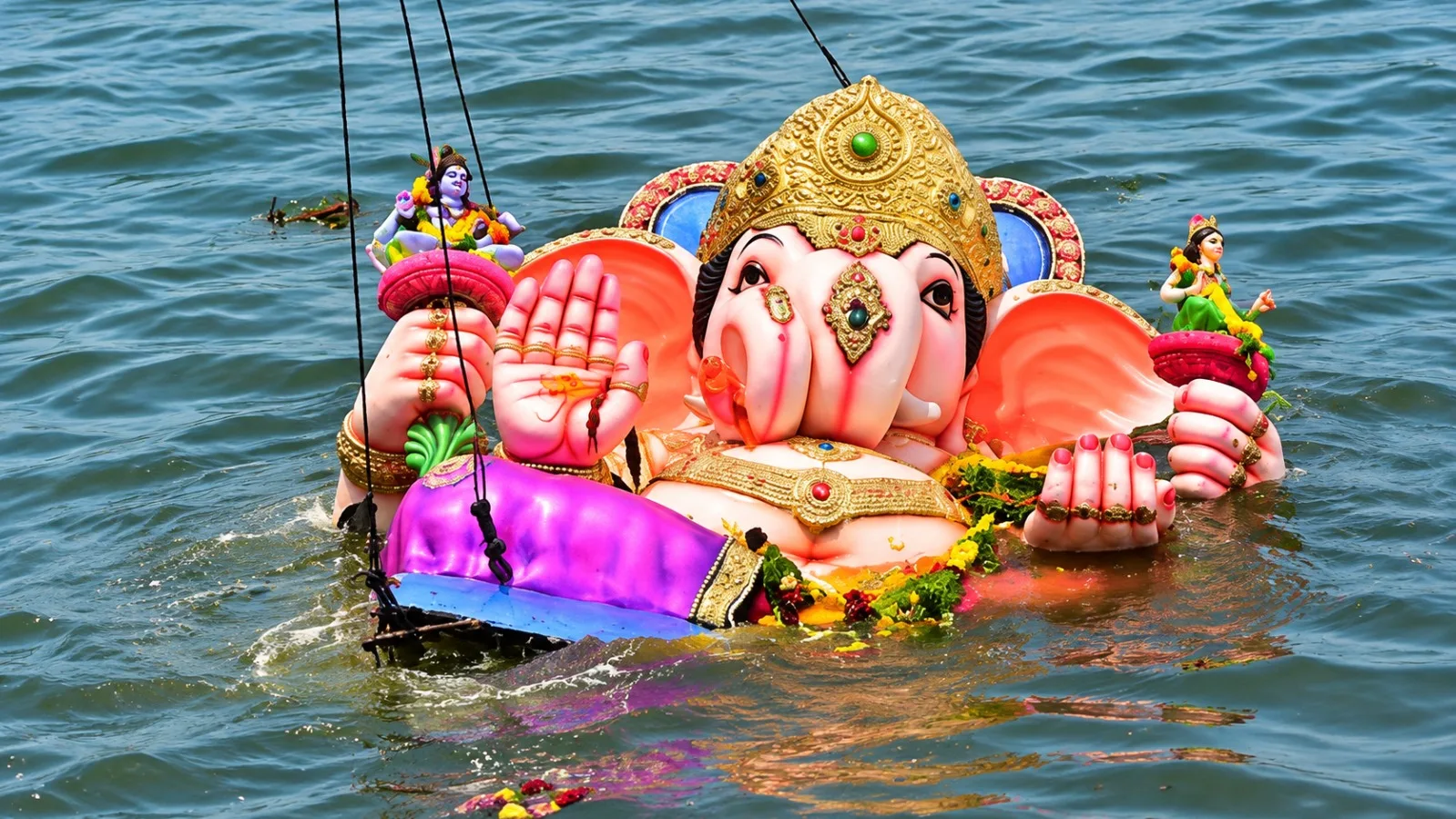 వినాయక నిమజ్జనం వేళ జాగ్రత్తలు తప్పనిసరి.. భద్రతతోనే వేడుకలు